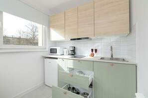 Microwave, coffee/tea maker, electric kettle, toaster oven - Cosy Studio in Zakopane by Renters (Zakopane)