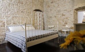 1 bedroom, desk, iron/ironing board, WiFi