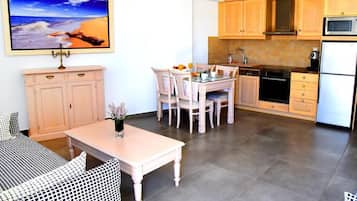 Executive Studio Suite | Living area | 30-inch flat-screen TV with cable channels