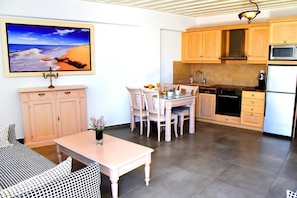 Executive Studio Suite | Living area | 30-inch flat-screen TV with cable channels - Messaria Hotel (Kithnos)