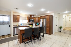 Refrigerador, microondas, horno, placa de cocina