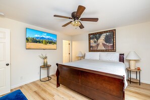 3 habitaciones, escritorio y tabla de planchar con plancha