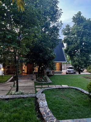 Property grounds - Gavril's Bed & Breakfast (Arusha)