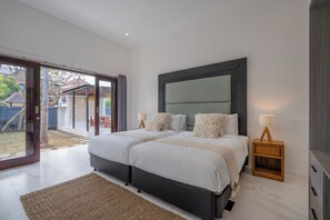 10 soverom, safe på rommet, skrivebord og reiseseng for barn