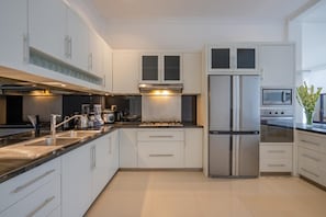 Coffee/tea maker, fridge, microwave, oven