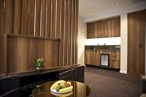 Suíte estúdio júnior, vista para a cidade | Roupas de cama premium, frigobar, cofres nos quartos