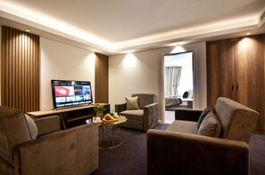 Familierom, byutsikt | Oppholdsområde | En 55-tommers LCD-TV med Parabol-TV