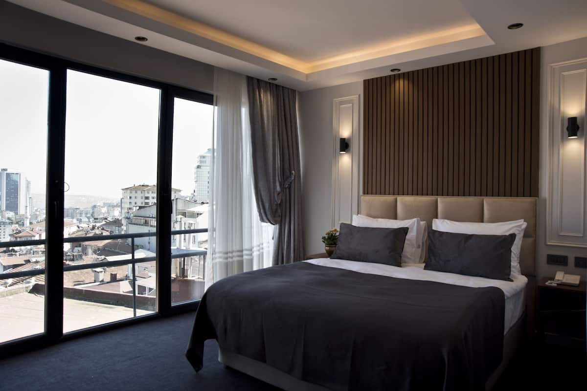 Deluxe Double Room, 1 Double Bed, Non Smoking, Sea View | 1 bedroom, premium bedding, minibar, in-room safe
