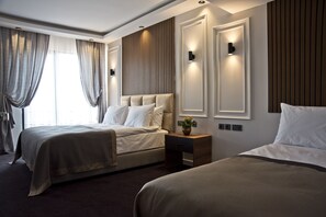 Habitación triple panorámica, no fumadores, vistas parciales al mar | Ropa de cama de alta calidad, minibar, caja fuerte