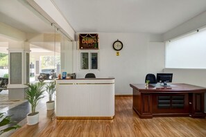 ฝ่ายต้อนรับ