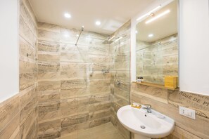 Căn hộ Deluxe | Phòng tắm | Buồng tắm vòi sen, vòi sen phun mưa, máy sấy tóc, chậu vệ sinh/vòi rửa 
