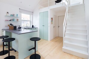 Réfrigérateur, plaque de cuisson, lave-vaisselle, chaise haute