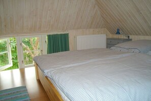 3 bedrooms, desk, iron/ironing board, free WiFi