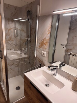 Shower, hair dryer, bidet, towels - Angolo Vaticano - Vatican Corner (Roma)