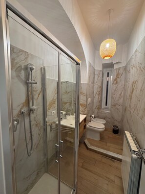 Douche, sèche-cheveux, bidet, serviettes fournies