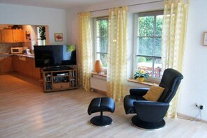 Smart TV, books - Heinrich Tiarksstrasse 36 (Horumersiel)