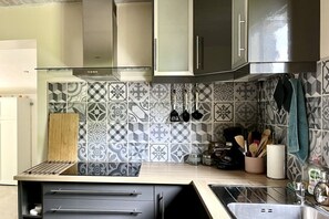 Fridge, oven, stovetop, dishwasher