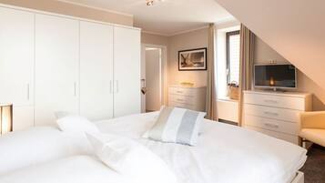 4 bedrooms, iron/ironing board, internet, bed sheets