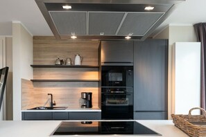 Réfrigérateur, micro-ondes, plaque de cuisson, lave-vaisselle