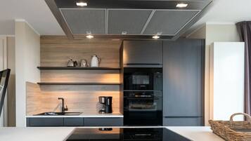 Kühlschrank, Mikrowelle, Herdplatte, Geschirrspüler