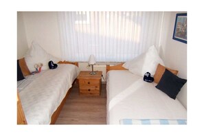 2 bedrooms, travel cot, free WiFi - "At Low 22/3" | Merchant (Horumersiel)