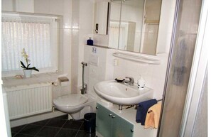 Shower, hair dryer - "At Low 22/3" | Merchant (Horumersiel)