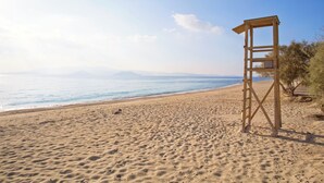 Une plage avec une tour de surveillance en bois.