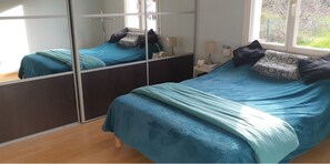 4 bedrooms, iron/ironing board, WiFi