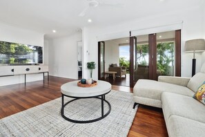 Smart TV - Sandy Toes @ Clifton Beach - 3 Bedroom Beach House (Clifton Beach)