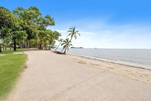 On the beach - Sandy Toes @ Clifton Beach - 3 Bedroom Beach House (Clifton Beach)