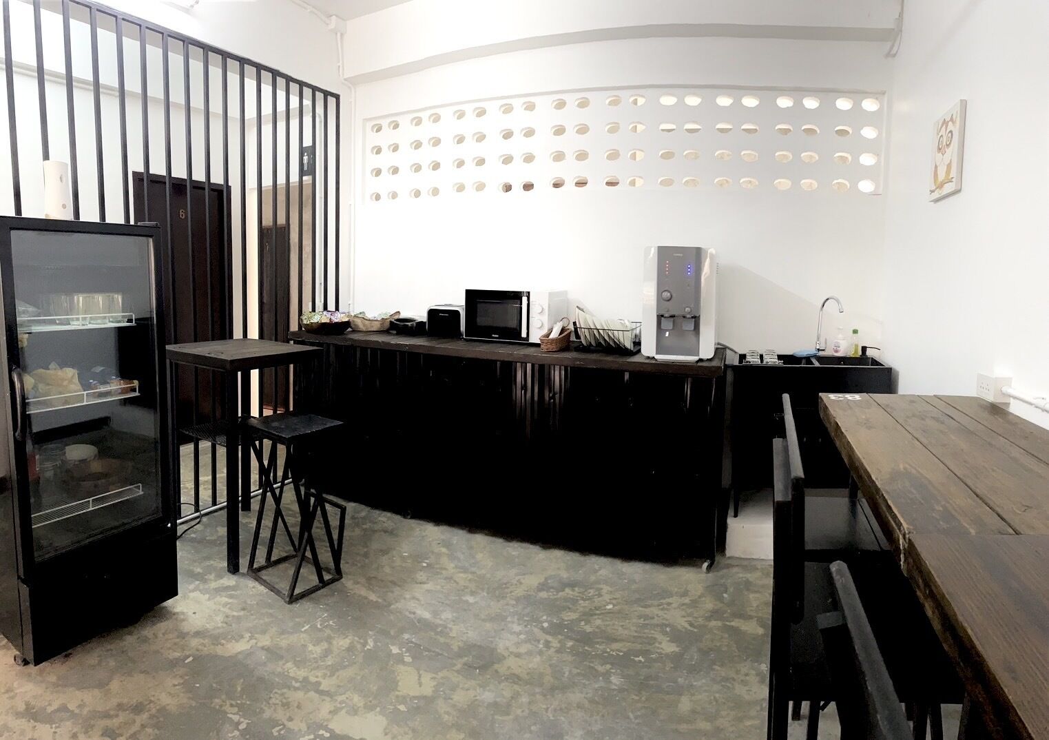 Lemari es di ruangan bersama dan microwave di ruangan umum