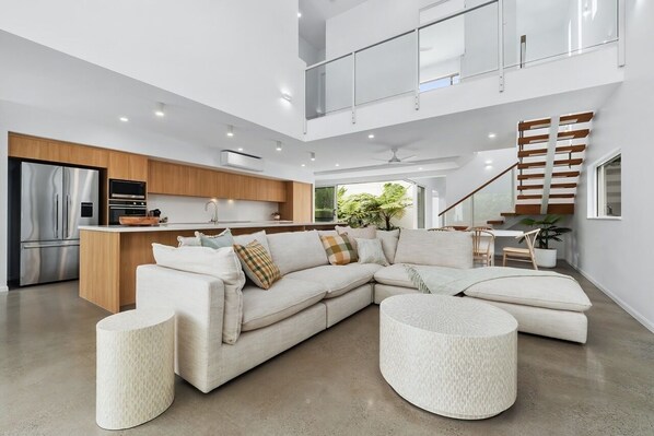 Smart TV - Beachmont Bliss Palm Cove 3 Bedroom Holiday Home (Palm Cove)