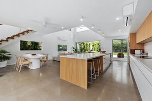 Fridge, microwave, oven, stovetop - Beachmont Bliss Palm Cove 3 Bedroom Holiday Home (Palm Cove)