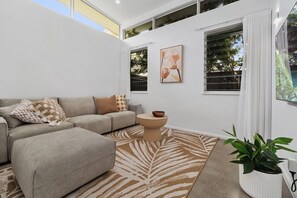 Smart TV - Beachmont Bliss Palm Cove 3 Bedroom Holiday Home (Palm Cove)