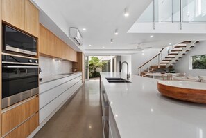 Fridge, microwave, oven, stovetop - Beachmont Bliss Palm Cove 3 Bedroom Holiday Home (Palm Cove)