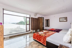 6 quartos, cofres nos quartos, ferros/tábuas de passar roupa, Wi-Fi