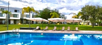 布干維利亞之家飯店