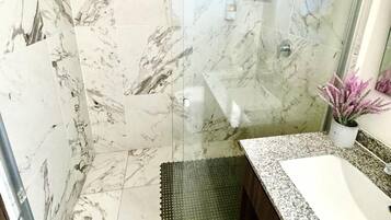 Exclusive House, Pool View | Bathroom