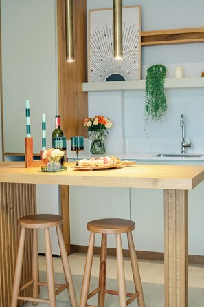Quarto luxo | Cozinha privada | Frigobar, cooktop, talheres/pratos/utensílios de cozinha