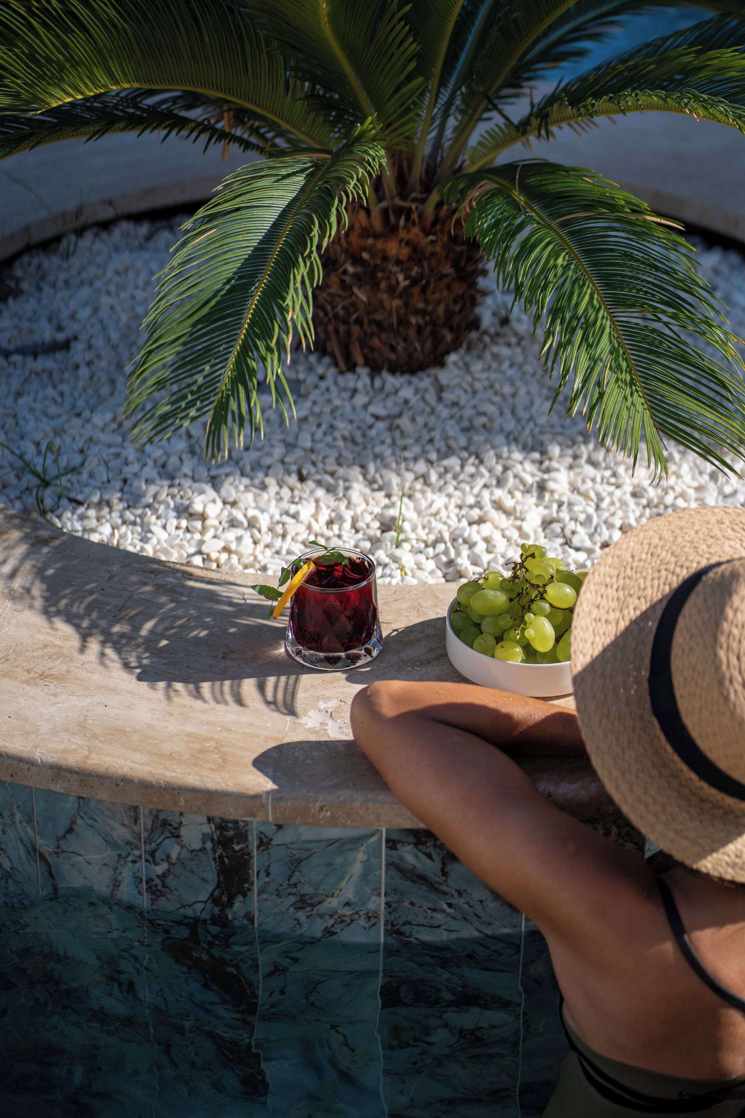 Een seizoensgebonden buitenzwembad en ligstoelen
