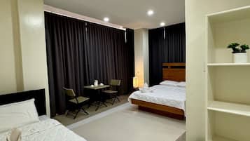 Family Triple Room | Meja, Wi-fi percuma, cadar katil