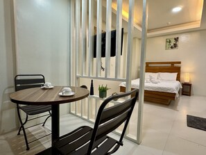 Desk, free WiFi, bed sheets - Florencia's Inn (Panglao)