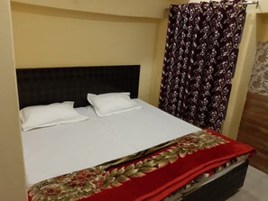 Free WiFi, bed sheets - Shri Balaji Guest House Varanasi (Varanasi)