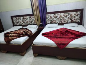 Standard Double Room | Free WiFi, bed sheets - Shri Balaji Guest House Varanasi (Varanasi)