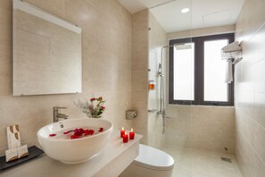 Deluxe Triple Room, City View | Bathroom