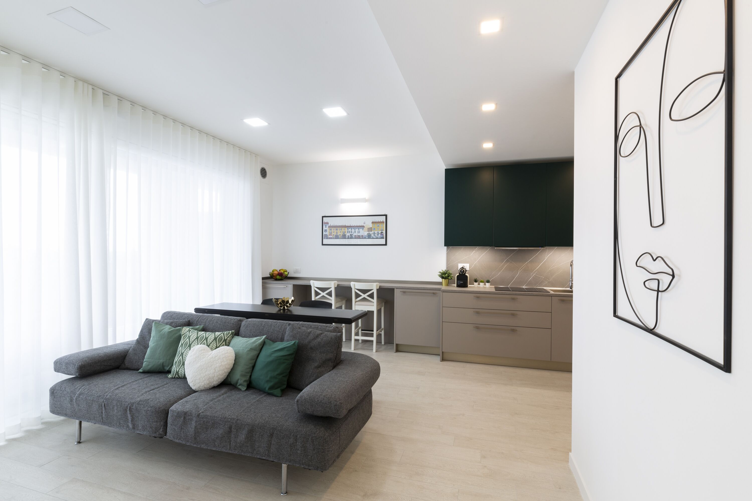 Leilighet – panorama | Oppholdsområde | En 43-tommers smart-TV med digitale kanaler
