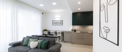 パノラミック アパートメント | リビング エリア | 43 インチのスマートテレビ (デジタル放送視聴可)