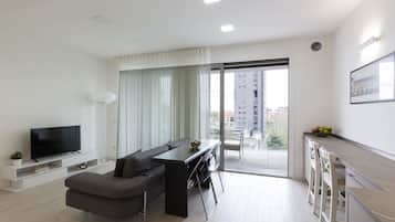Appartement Panoramique | Coin séjour | TV connectée de 43 pouces avec chaßnes numériques