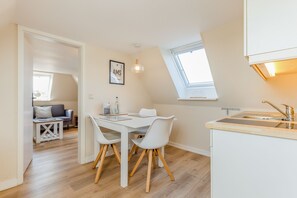 Køleskab, kogeplade, kaffe-/temaskine, brødrister