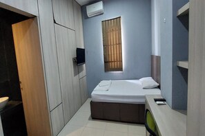 Deluxe Double Room - OYO 93808 Lincoln Dormitory (Curug)